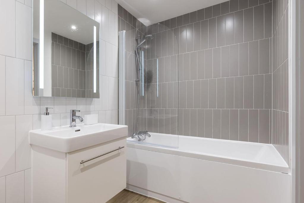 Stylish Town Centre Apartment, W Parking, Nr Beach Борнмът Екстериор снимка